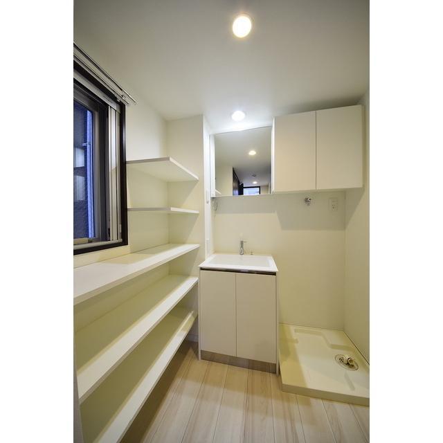 嬉しい独立洗面台の横には棚があります。