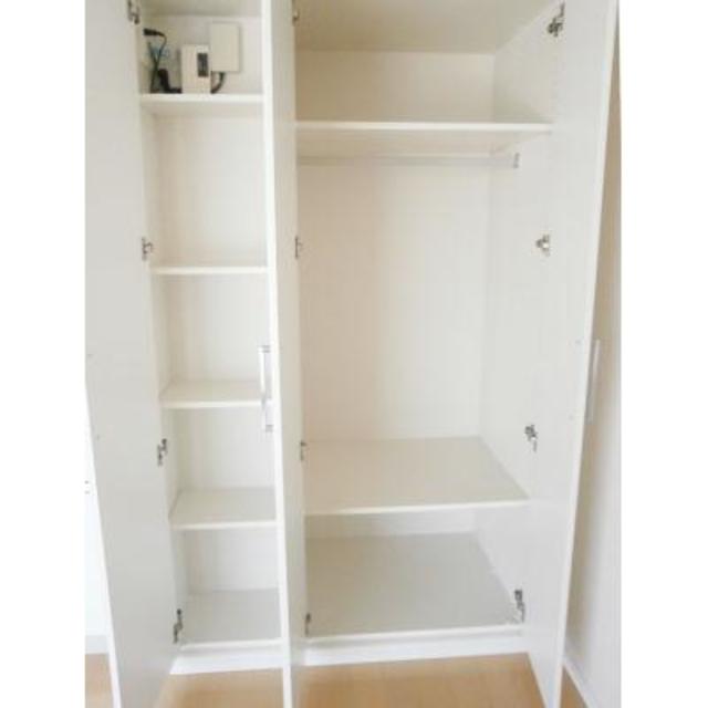 収納を開けた時の様子。※写真は同タイプ住戸です。