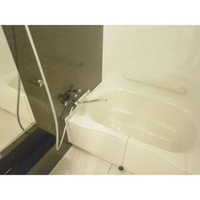 ダークトーンのパネルが導入されたキッチンです。※写真は同タイプ住戸です。