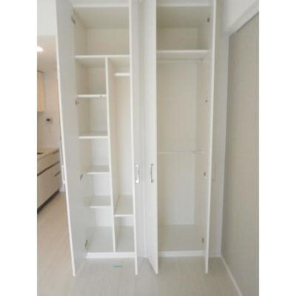 収納を開けた時の様子。※写真は同タイプ住戸です。