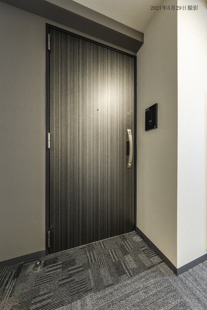 扉から木目の統一感を感じます。※写真は同タイプ住戸です。