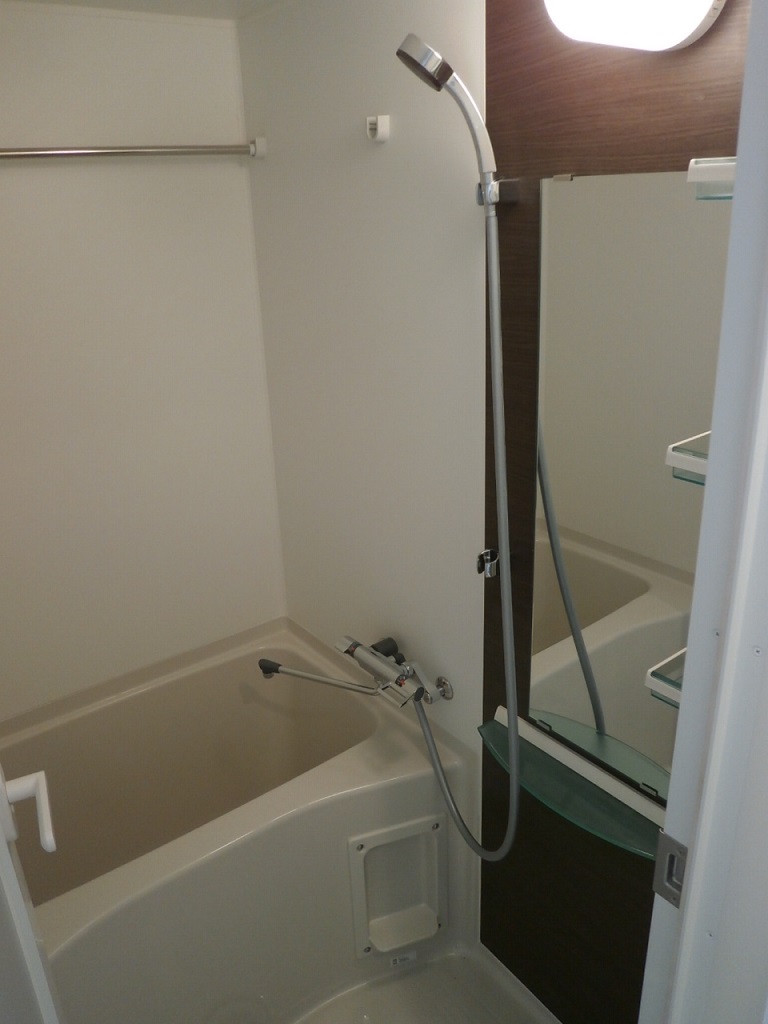 お風呂には、浴室乾燥機付きなので、天気に左右されずお洗濯物を乾かせます！