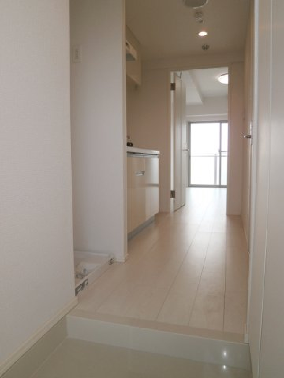 廊下も、酔っ払って帰ってきた時でも、玄関で人が寝れそうな広さですね！