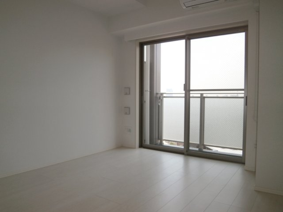 陽の光をたくさん取り込む大きな窓があるので、お部屋が開放的に見えます。