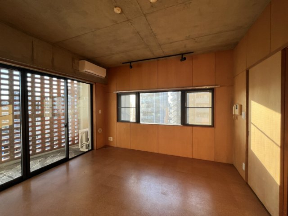 コンクリートの無機質な質感とナチュラルな組み合わせで柔らかい印象を帯びている