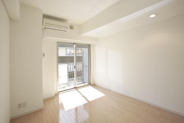 バルコニーから光が差し込みます。