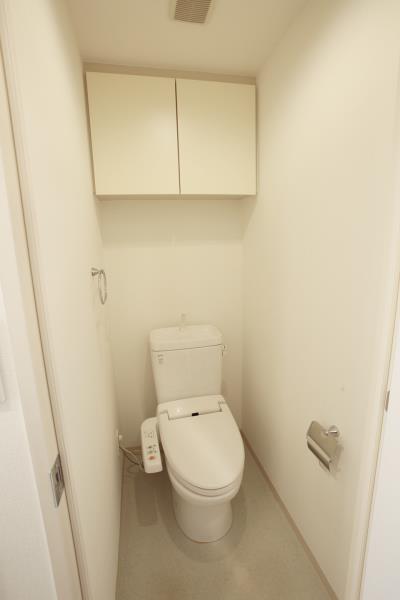 棚があるので掃除用具を整理整頓しやすそうです。