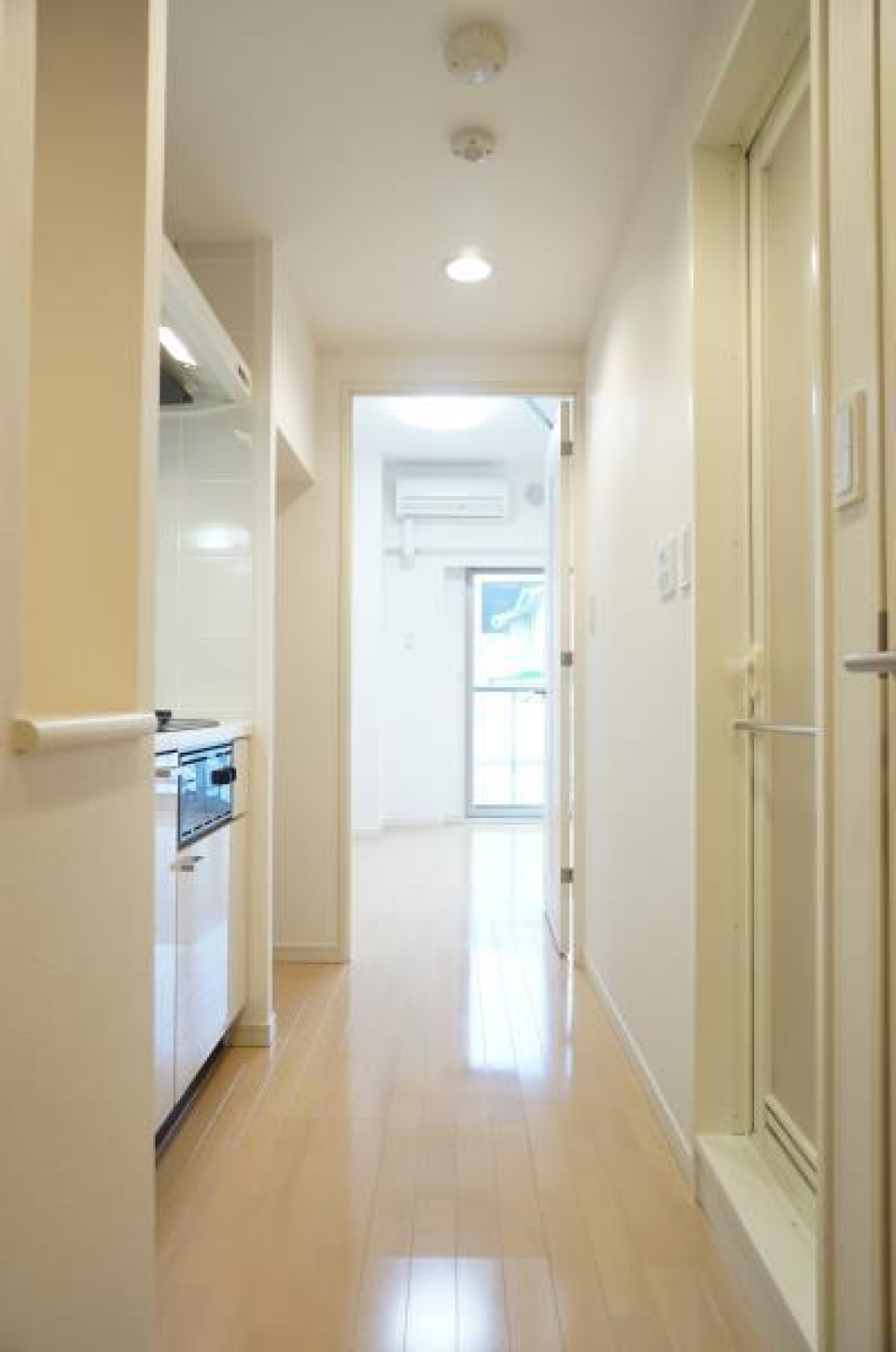 玄関を入ったら廊下がお出迎え。