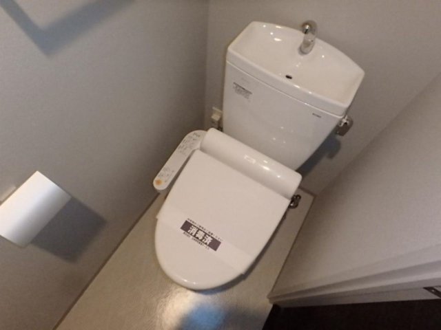 ウォシュレット付きのトイレです。これでお尻の平和は保たれるはずです。