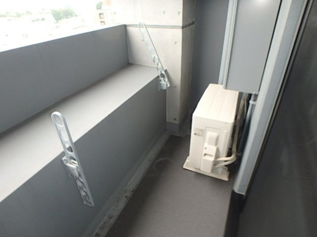 晴れた日には色んなものが干せそうなベランダ！