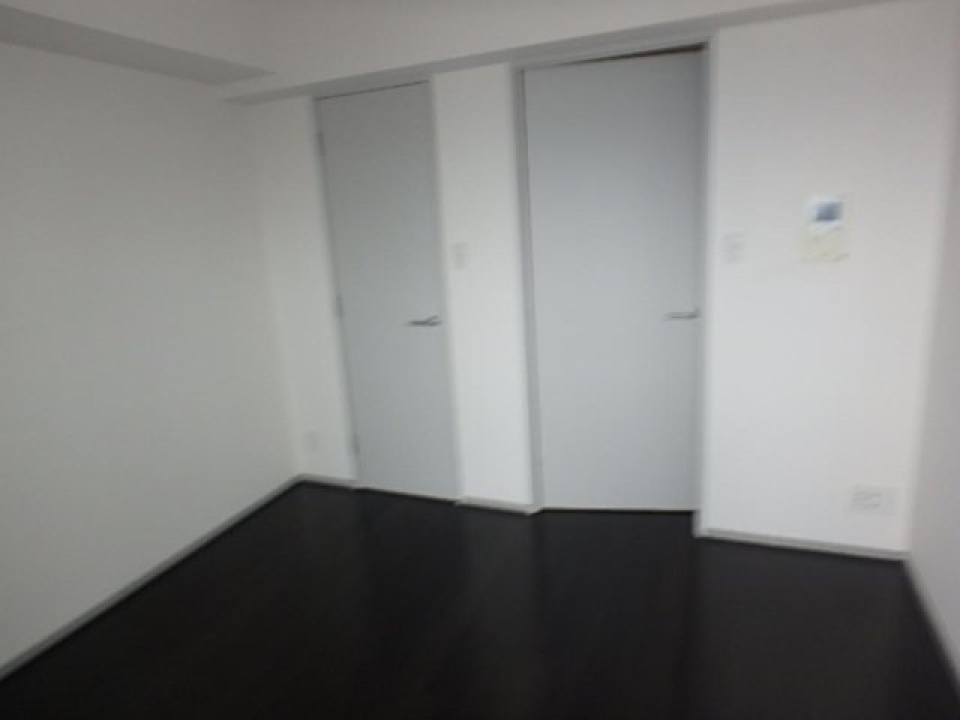 一つの扉は、キッチンへと。もう一つの扉はウォークインクローゼットへと繋がります！