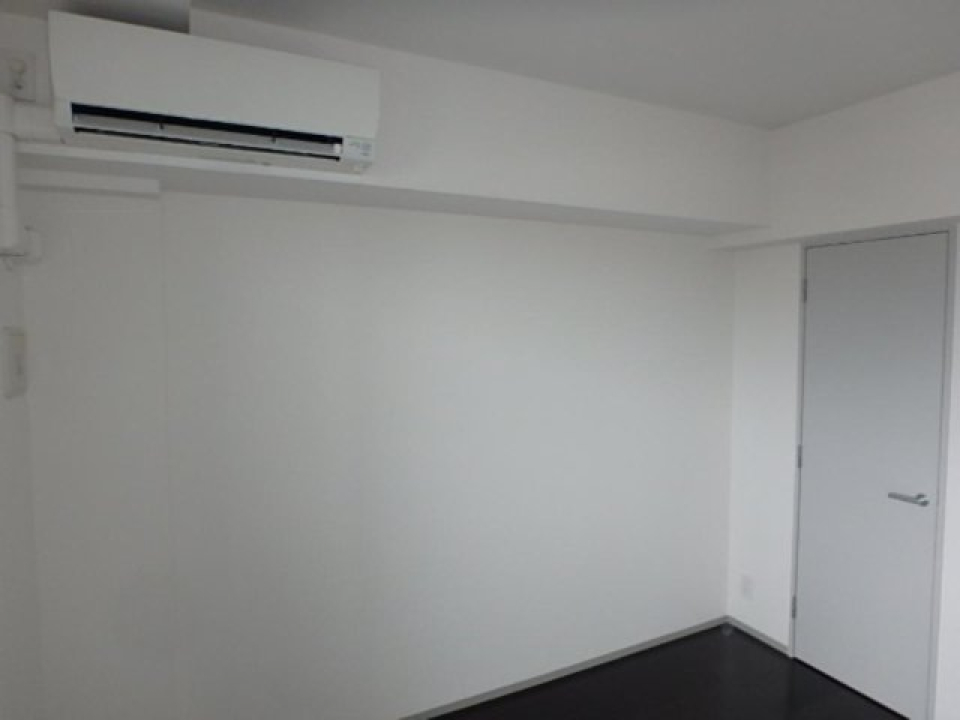 エアコン付きの白を基調としたお部屋になります。