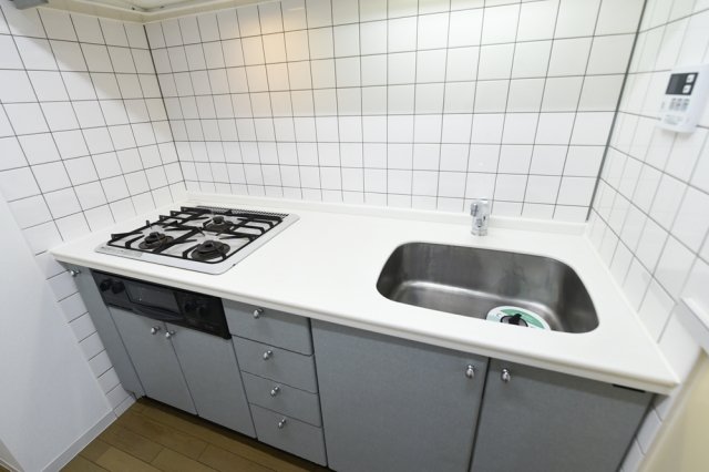 シンクも大きいし、まさかの3口コンロ！？スキルの高さが恐ろしい。