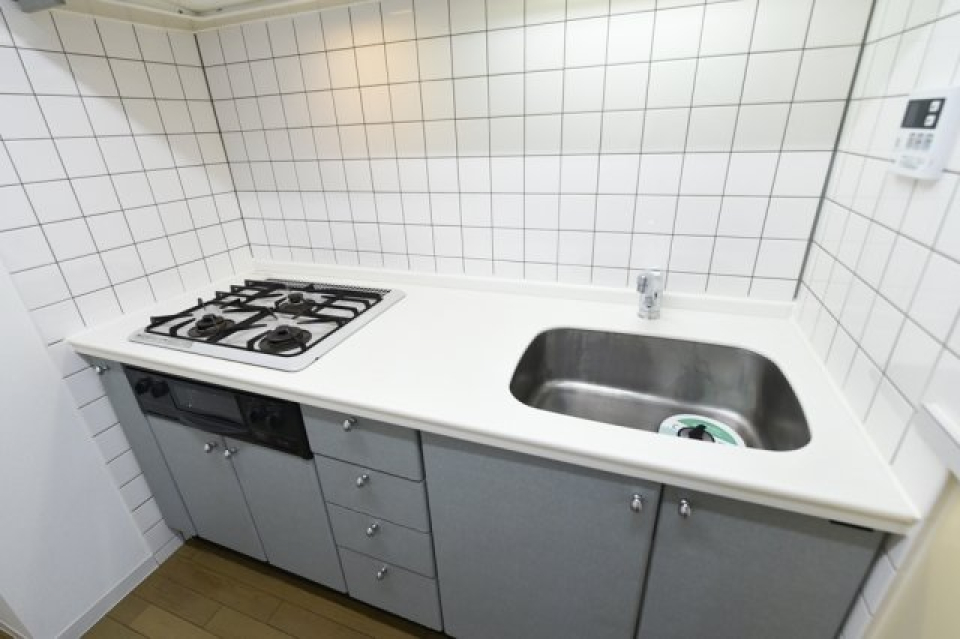 シンクも大きいし、まさかの3口コンロ！？スキルの高さが恐ろしい。
