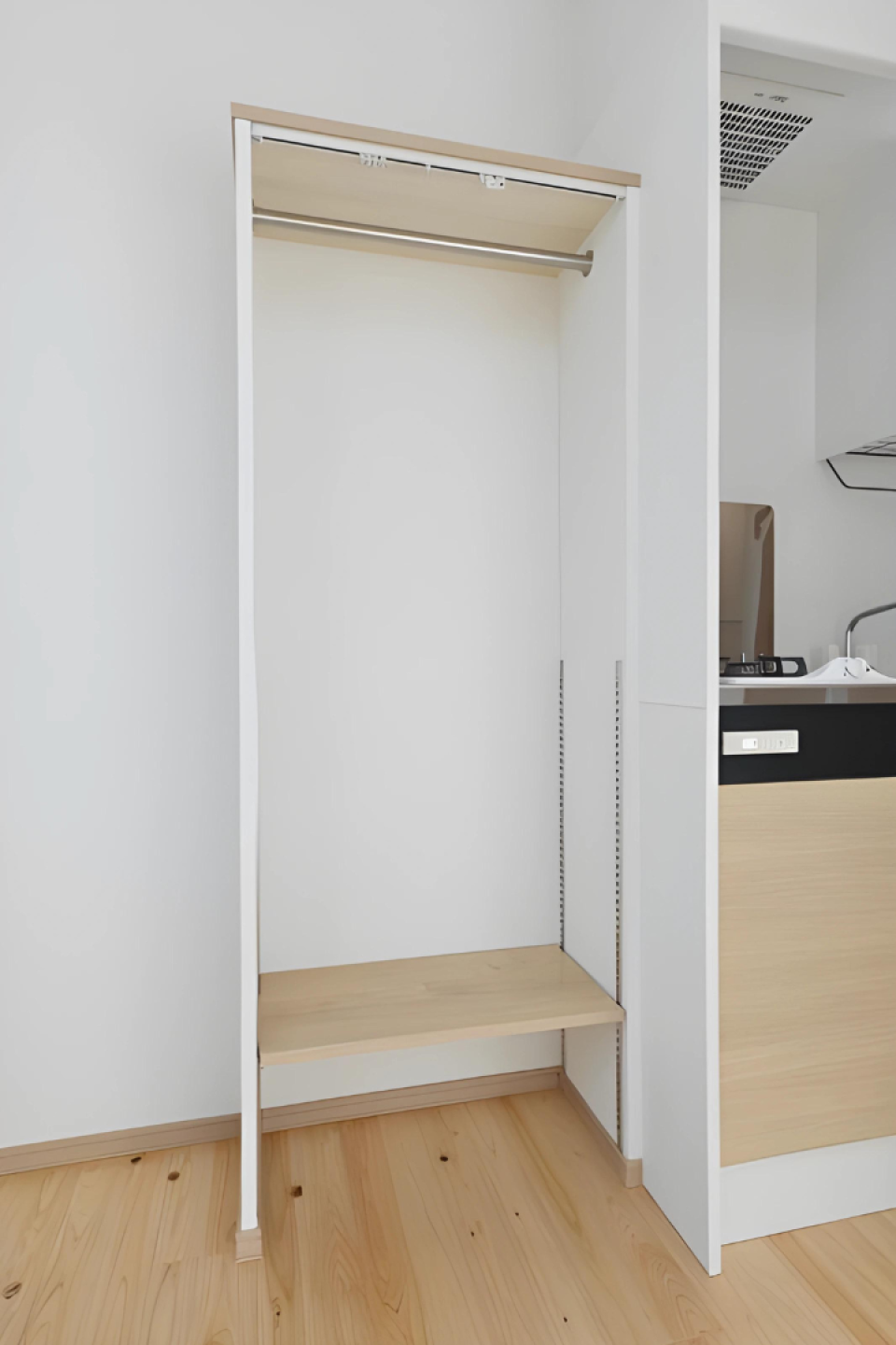 持ち物はあえて見せるスタイルのオープンクローゼット。