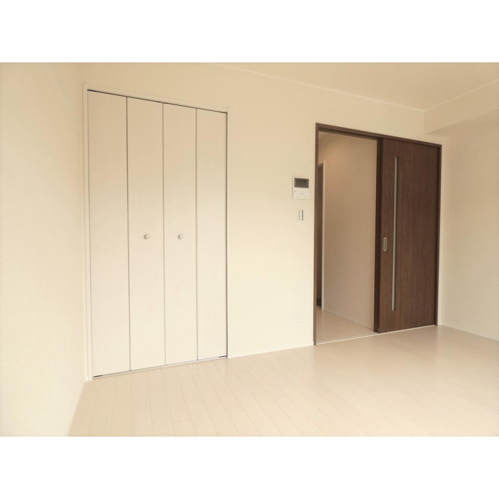 左側の扉が収納スペースとなっております！