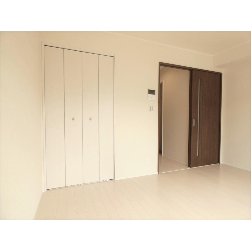 左側の扉が収納スペースとなっております！