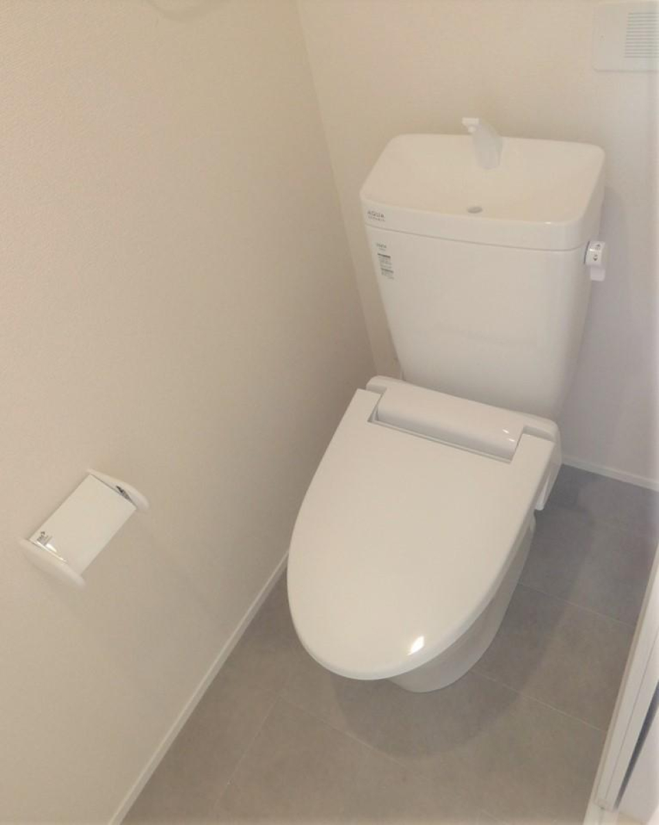 ウォシュレット付きのおトイレです。