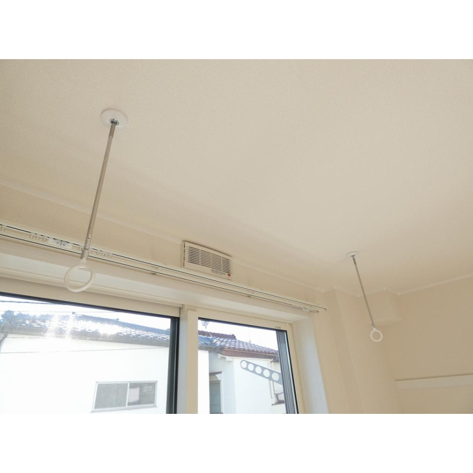 室内に干せる心強さ。冬にここに洗濯物を干せば天然加湿器の出来上がりです！