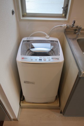 ギュッと押し込まれた洗濯機。
同物件・別部屋画像【左右反転】