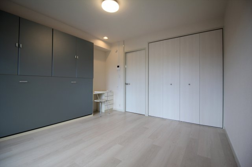 お客様が来たときは、ベッドをしまっちゃえば、広々空間に大変身します♪