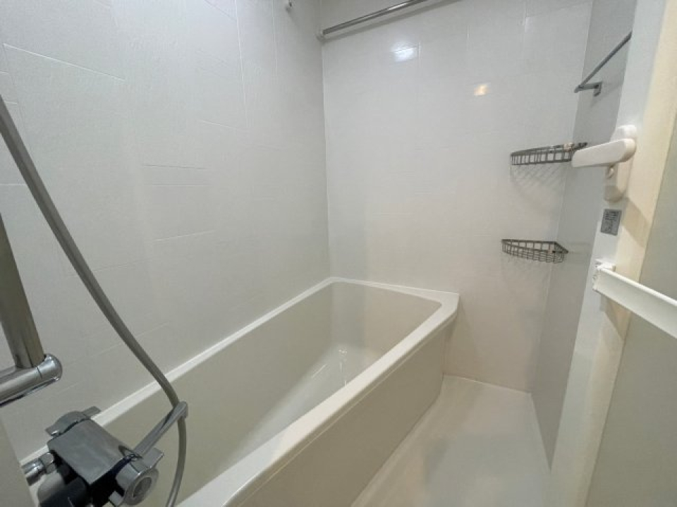 お風呂の形が斬新！だけど、浴室乾燥機も付いてる優れものです！