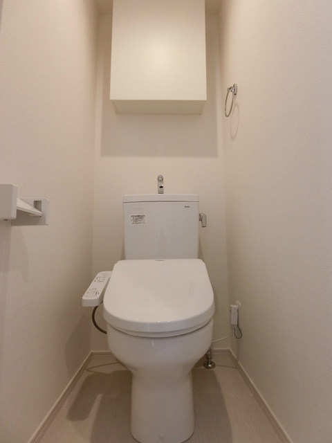 トイレには棚があるので掃除用具など整理整頓しやすそうですね。