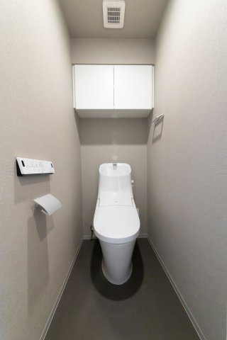 棚があるので掃除用具など整理整頓しやすそうですね