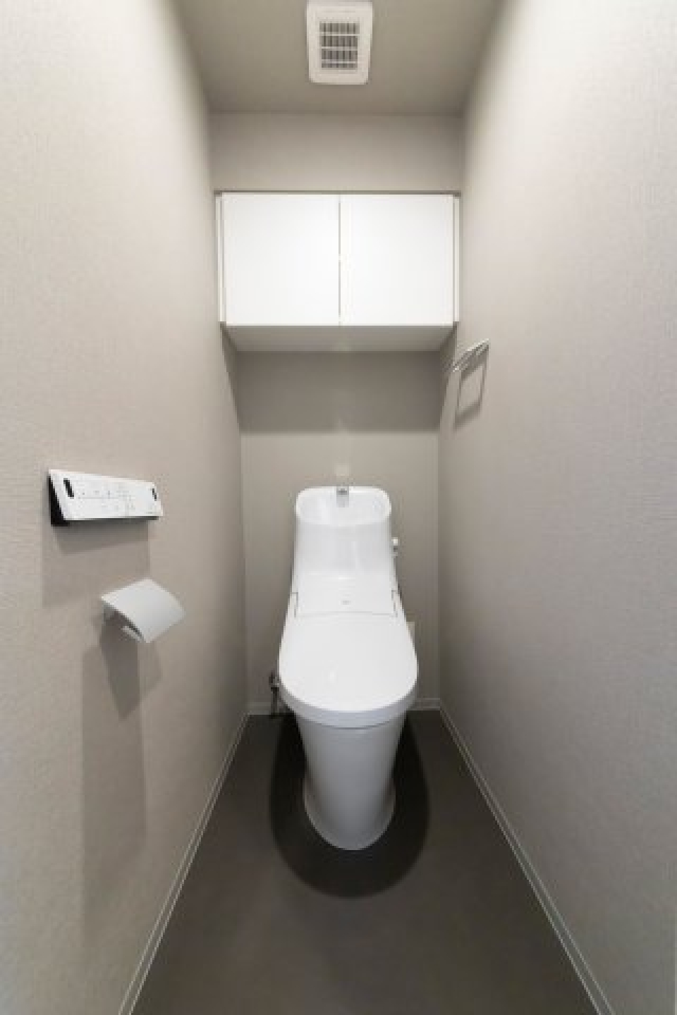 棚があるので掃除用具など整理整頓しやすそうですね