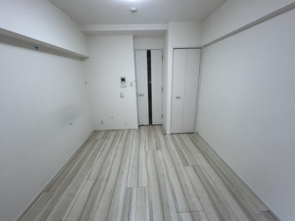 ウッド調の床がアクセントのお部屋！白いお部屋なので広々として見えます！