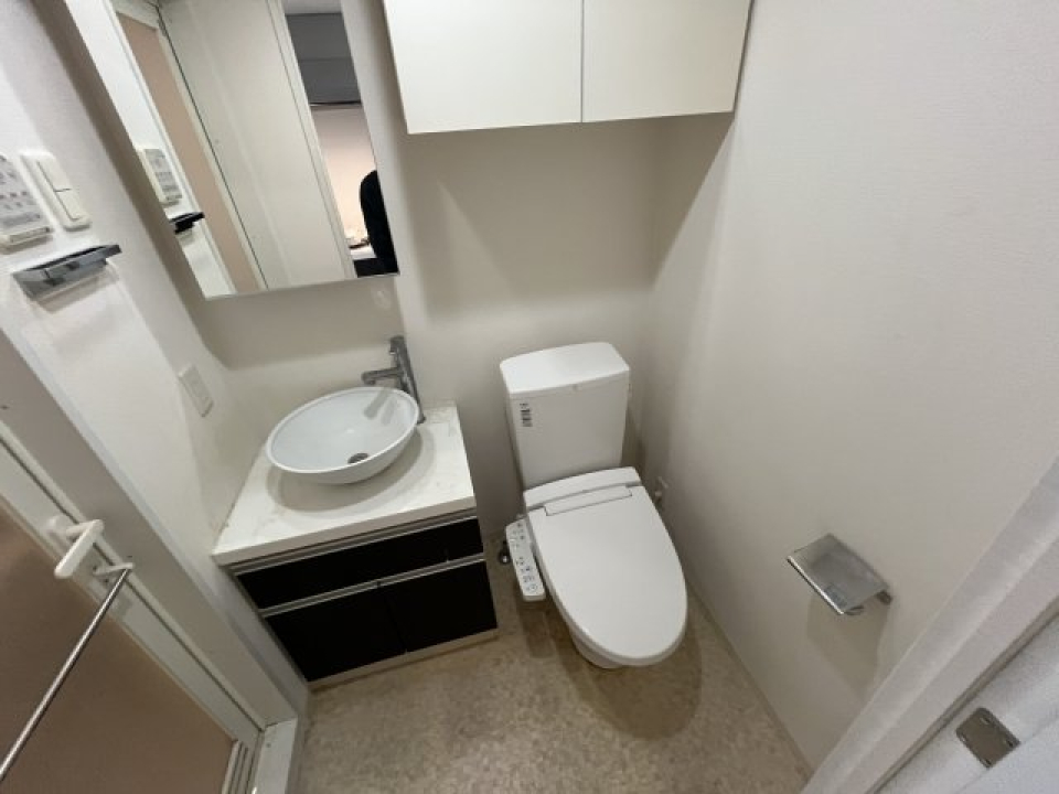 トイレの上にも収納棚があるので、押し込みたいもの押し込みましょう！