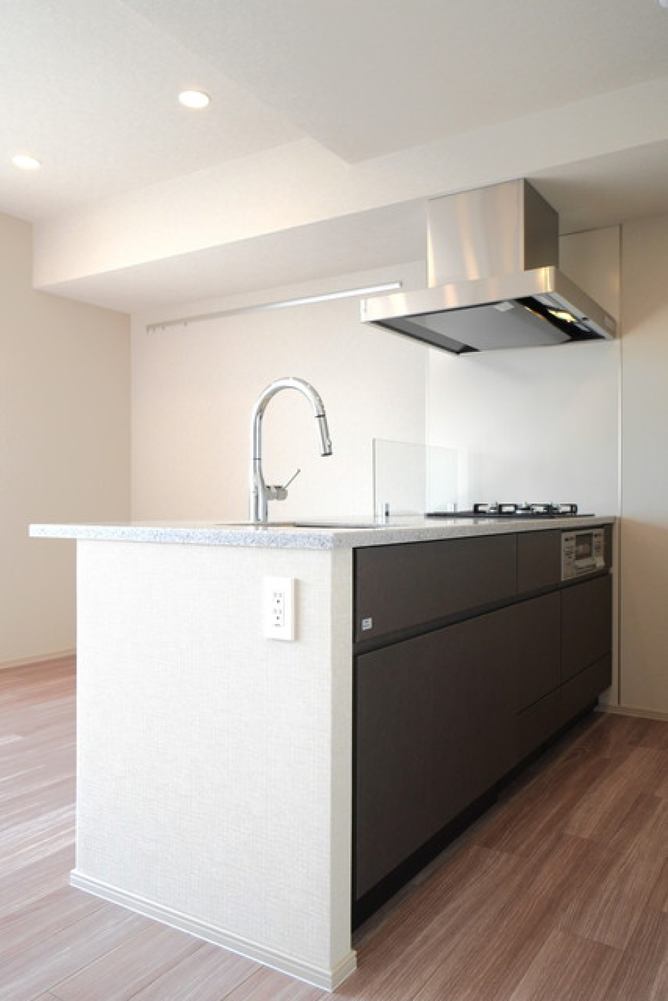 ３口のガスコンロからリビングとバルコニーを覗くことが出来ます。※写真は同タイプ住戸です。