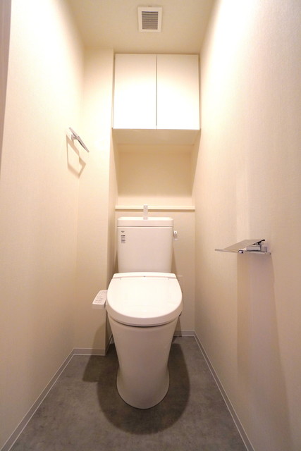 棚があるので掃除用具を整理整頓しやすそうです。※写真は同タイプ住戸です。