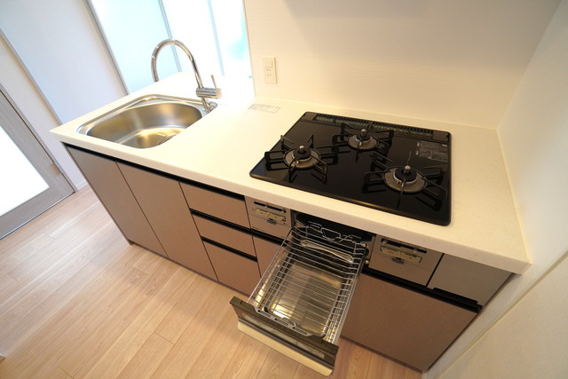 3口のガスコンロとグリルが導入されています。※写真は同タイプ住戸です。