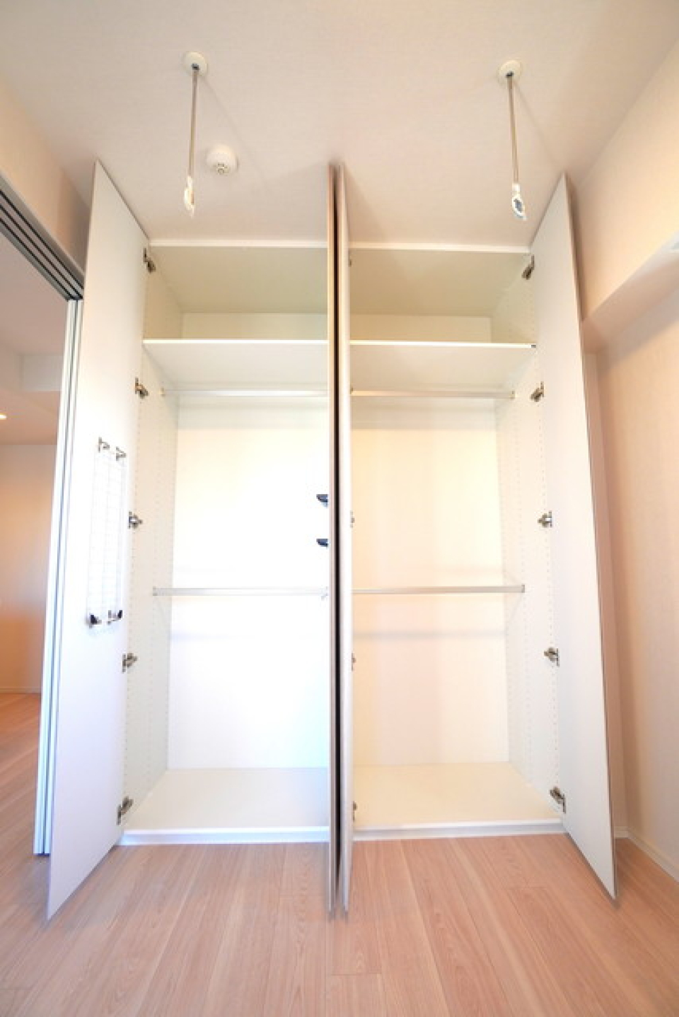 収納を開けた時の様子。※写真は同タイプ住戸です。