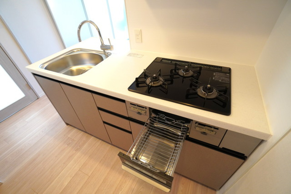 3口のガスコンロとグリルが導入されています。※写真は同タイプ住戸です。