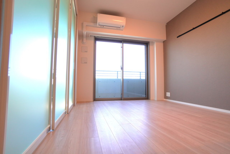 扉を閉めたところ、色が綺麗ですね！※写真は同タイプ住戸です。