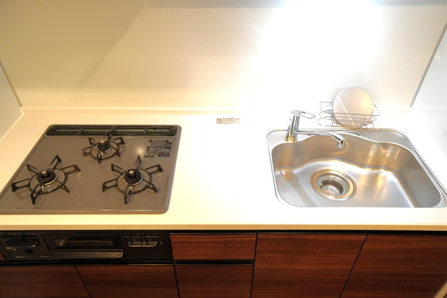 コンロは3口！グリル付き！シンクも広々していて、お料理の幅も広がり、お料理効率も上がりそうですよね！
※写真は同タイプ住戸です。