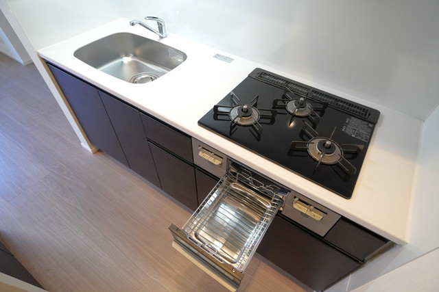 ３口コンロにはグリルがついています。※写真は同タイプ住戸です。
