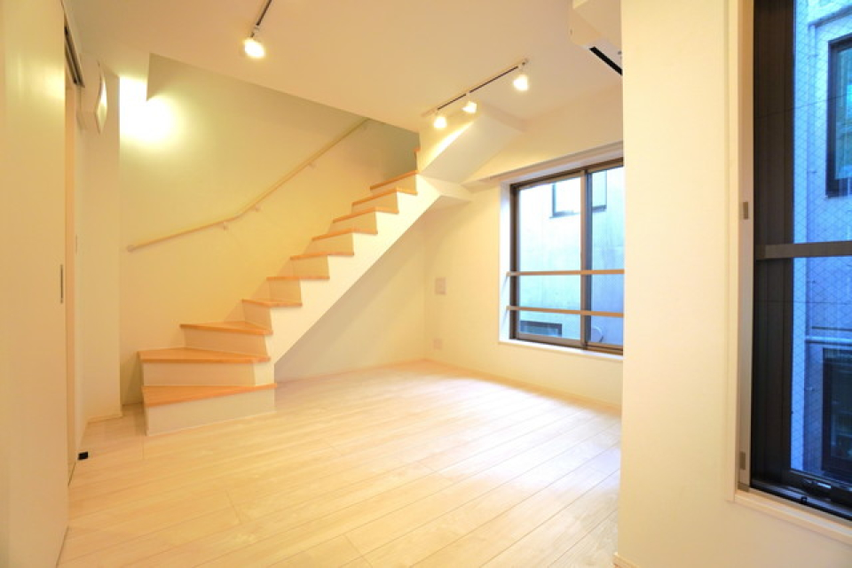 玄関を入ると１０．１帖のLDKがお出迎え。※写真は同タイプ住戸です。