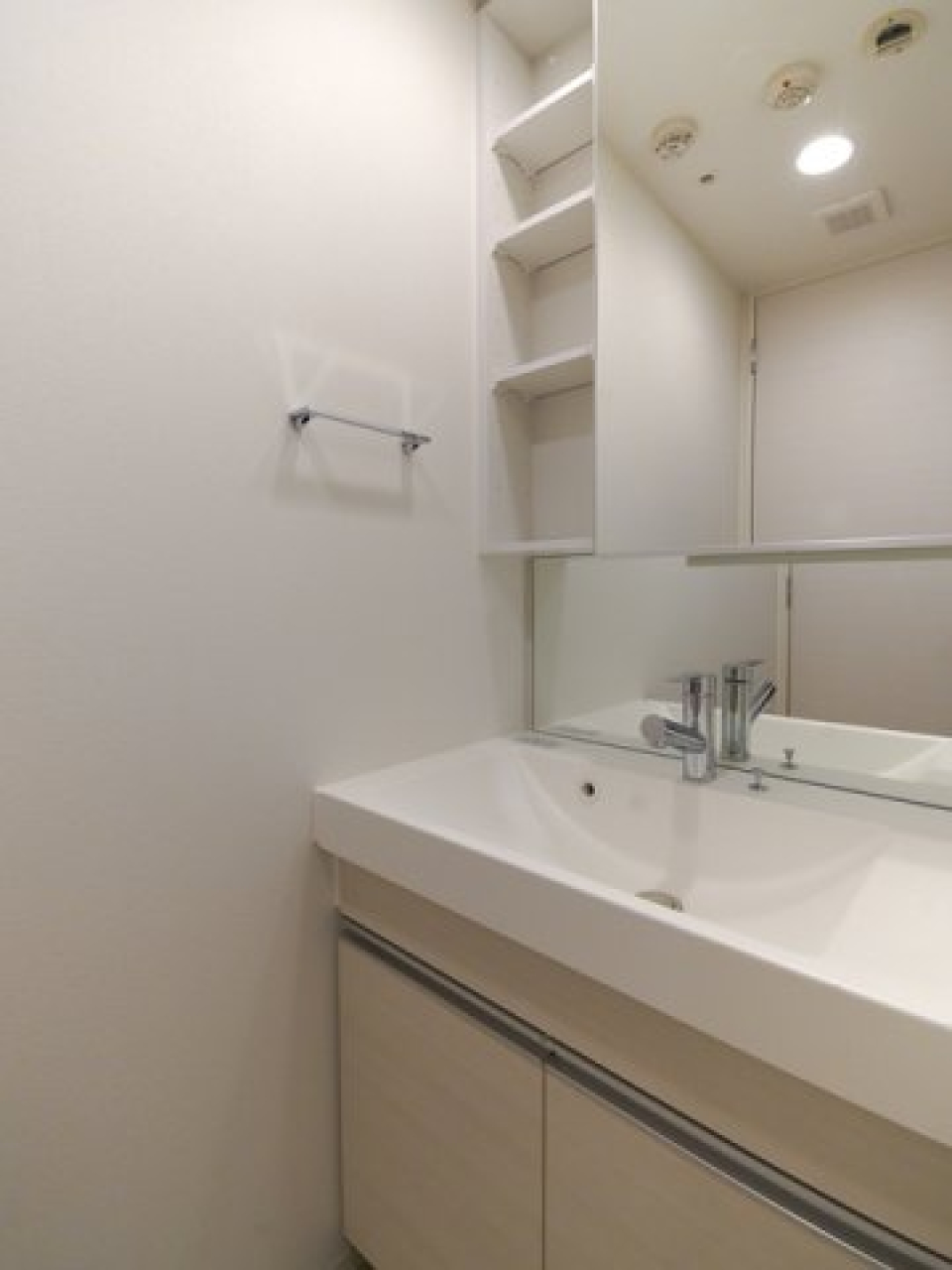 使い勝手の良さそうな洗面台です。※写真は同タイプ住戸です。