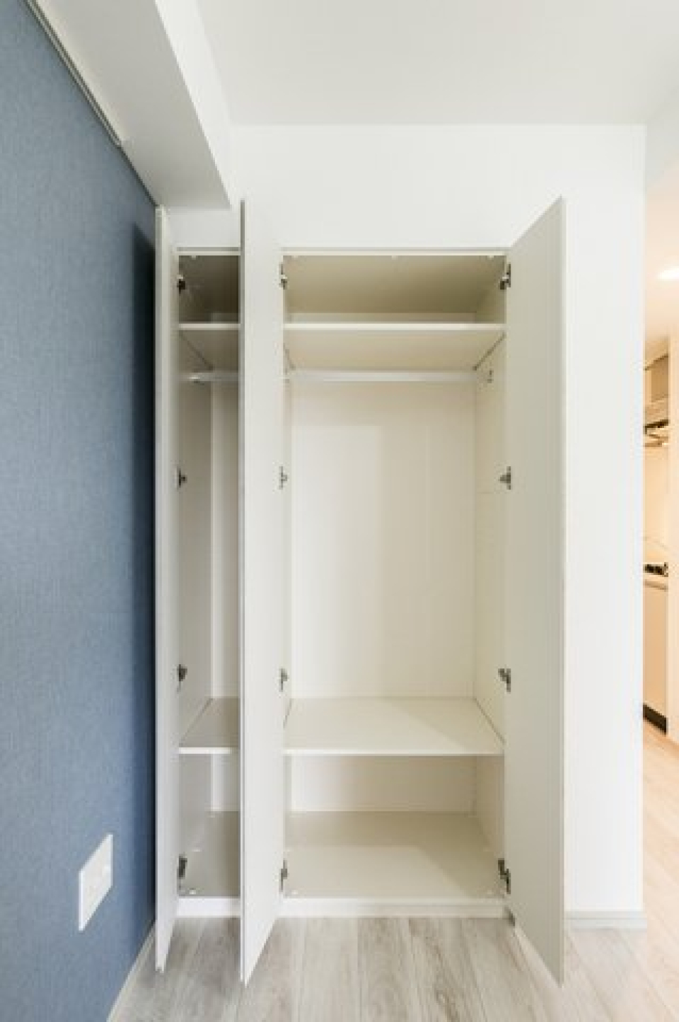 収納を開けた時の様子です。※写真は同タイプ住戸です。