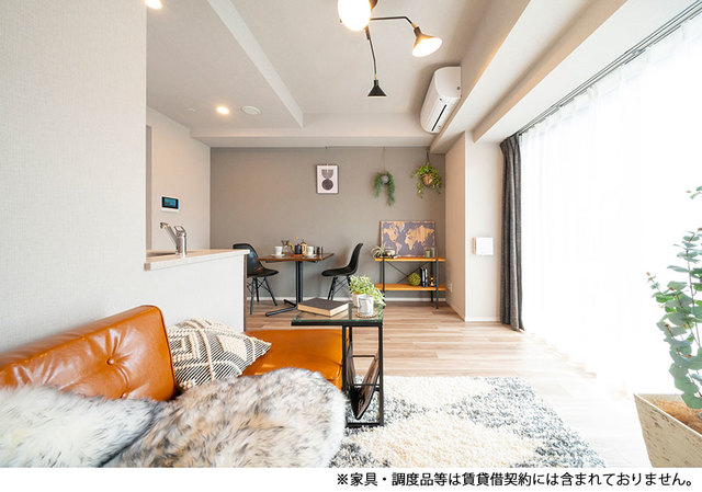 大きな窓がお部屋全体を明るくさせる