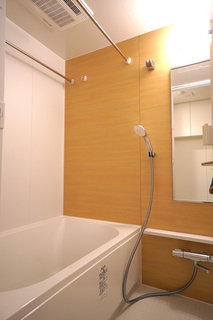 ナチュラルなパネルが導入されている浴室です。※写真は同タイプ住戸です。