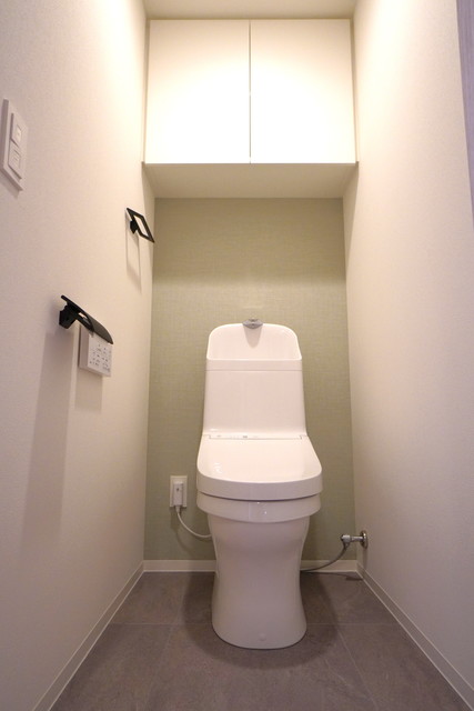 棚があるので掃除用具を整理整頓しやすそうです。※写真は同タイプ住戸です。