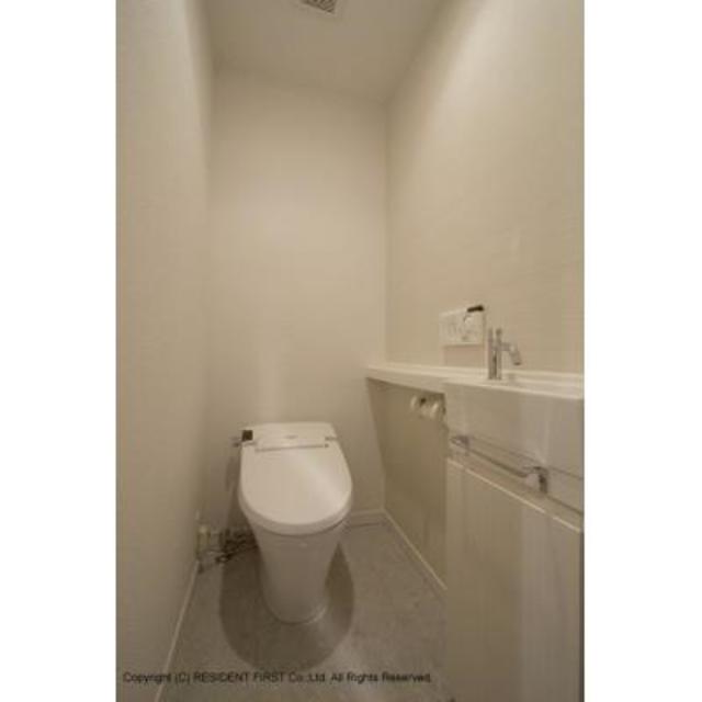 トイレには手を洗うところもあって嬉しいですね！※写真は同タイプ住戸です。