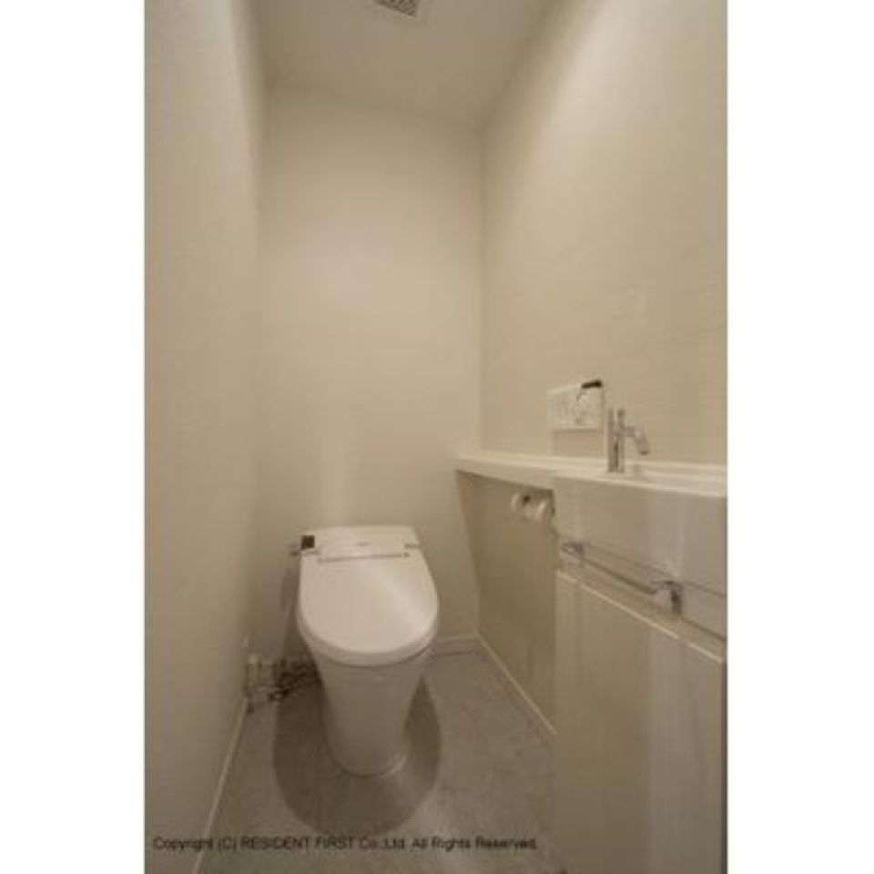 トイレには手を洗うところもあって嬉しいですね！※写真は同タイプ住戸です。