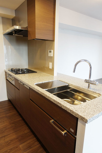 ３口のガスコンロが導入されたキッチン。※写真は同タイプ住戸です。