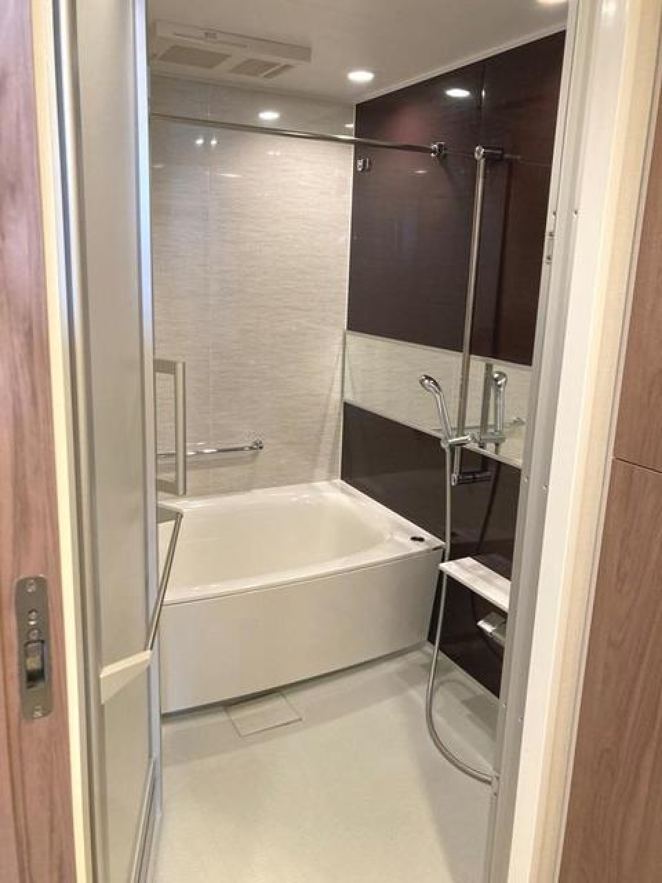 落ち着いたカラーのパネルの壁なので、ゆったりとお風呂時間を過ごせそうですね！※写真は同タイプ住戸です。