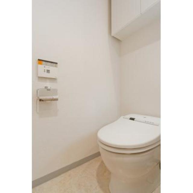 棚があるので掃除用具を整理整頓しやすそうです。※写真は同タイプ住戸です。